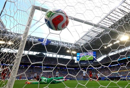 كرة كيفن بينا تسكن شباك منتخب أوروجواى