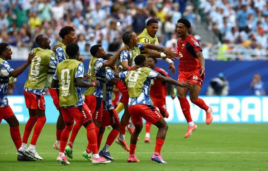 احتفال كيفن بينا ولاعبى منتخب الرأس الأخضر
