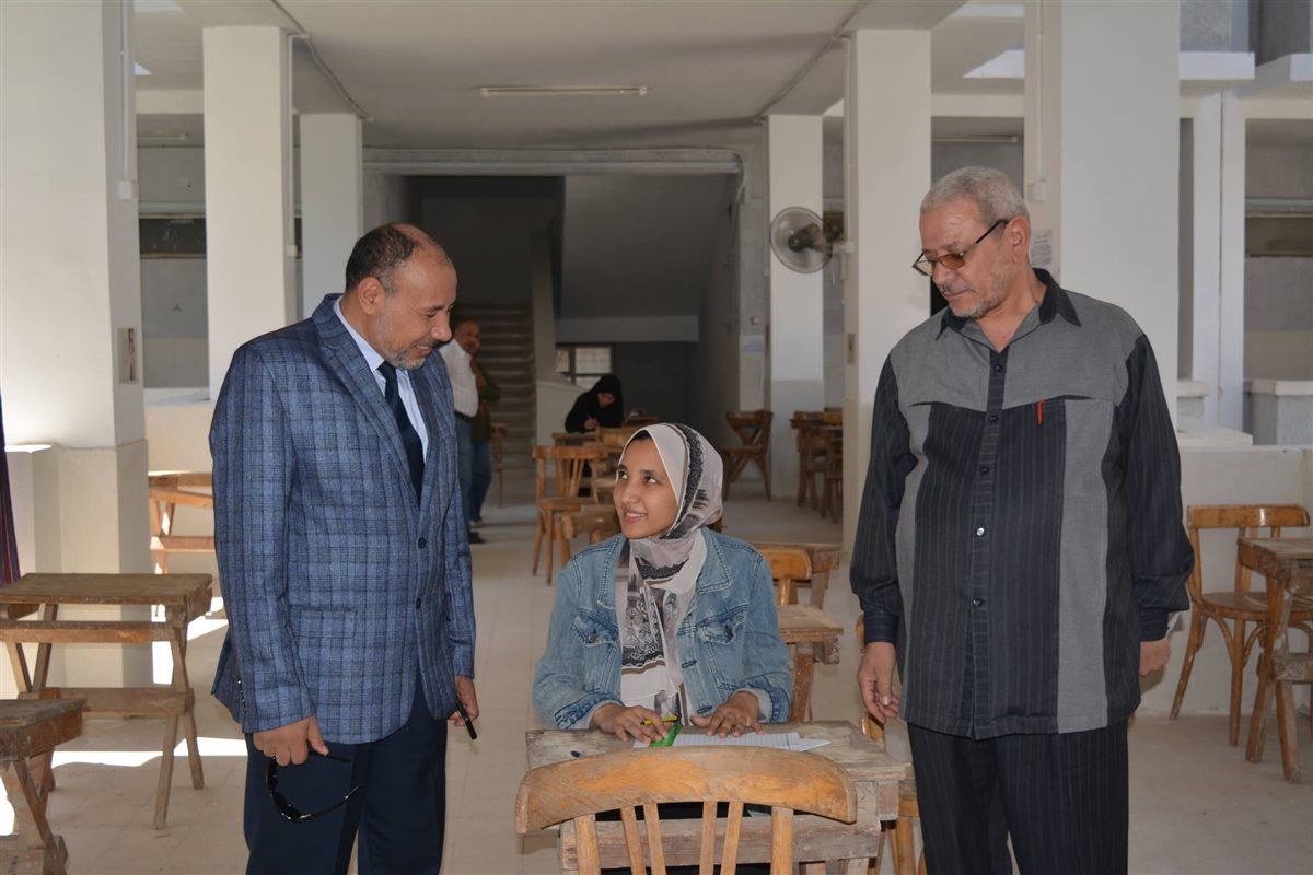 جانب من متابعة نائب رئيس جامعة الأزهر للامتحانات