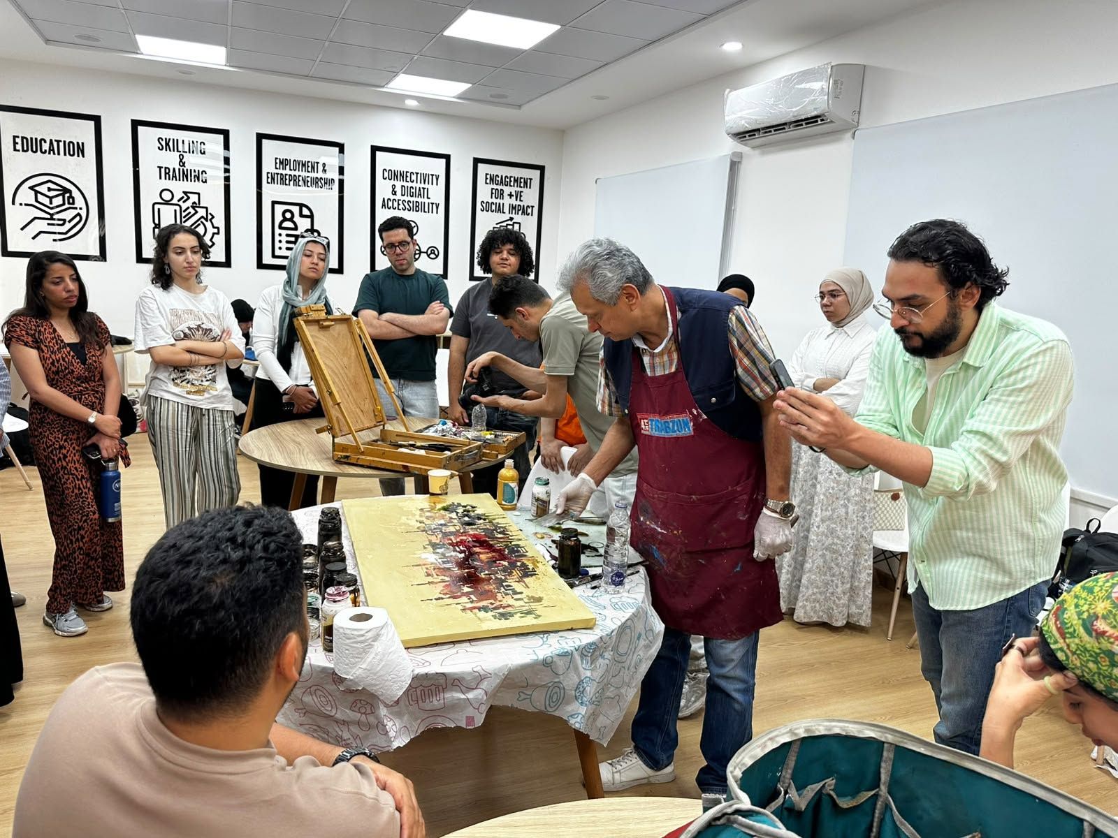 مشاركون فى المعرض الفنى إنسان ومكان (2)