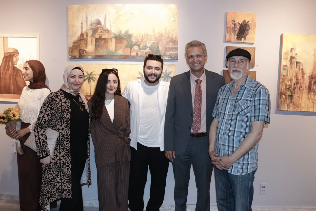 الدكتور طاهر عبدالعظيم في المعرض الفنى إنسان ومكان بدار الأوبرا (2)