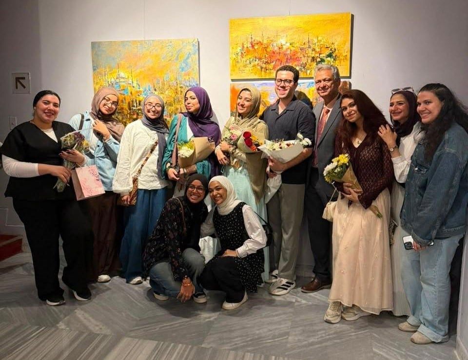 الدكتور طاهر عبدالعظيم في المعرض الفنى إنسان ومكان بدار الأوبرا (1)