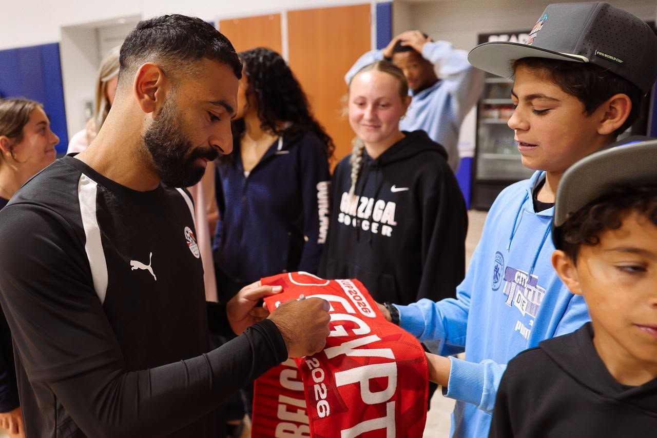 منتخب مصر يهدي جامعة جونزاجا القميص (4) منتخب مصر يهدي جامعة جونزاجا القميص (4)