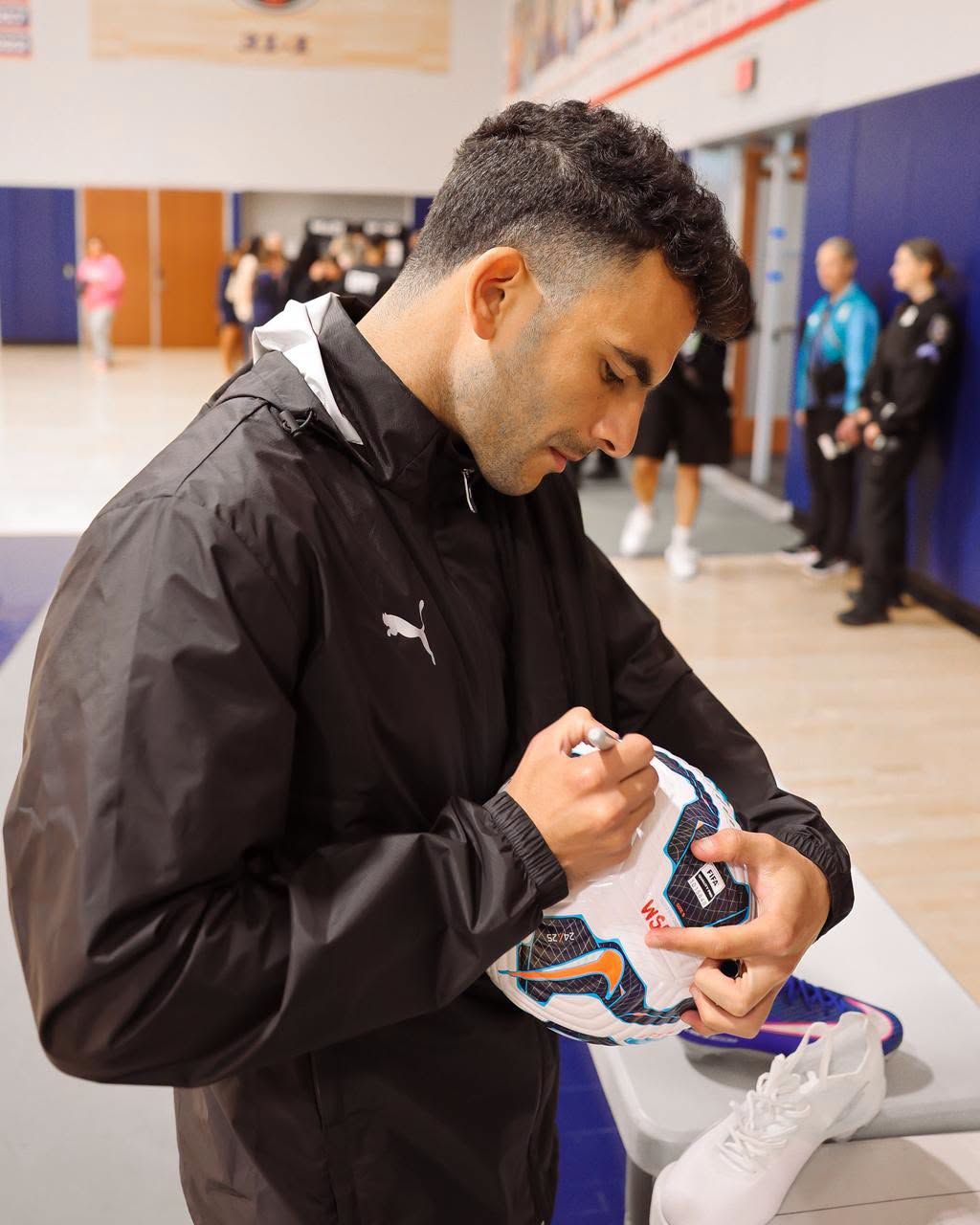 منتخب مصر يهدي جامعة جونزاجا القميص (7) منتخب مصر يهدي جامعة جونزاجا القميص (7)