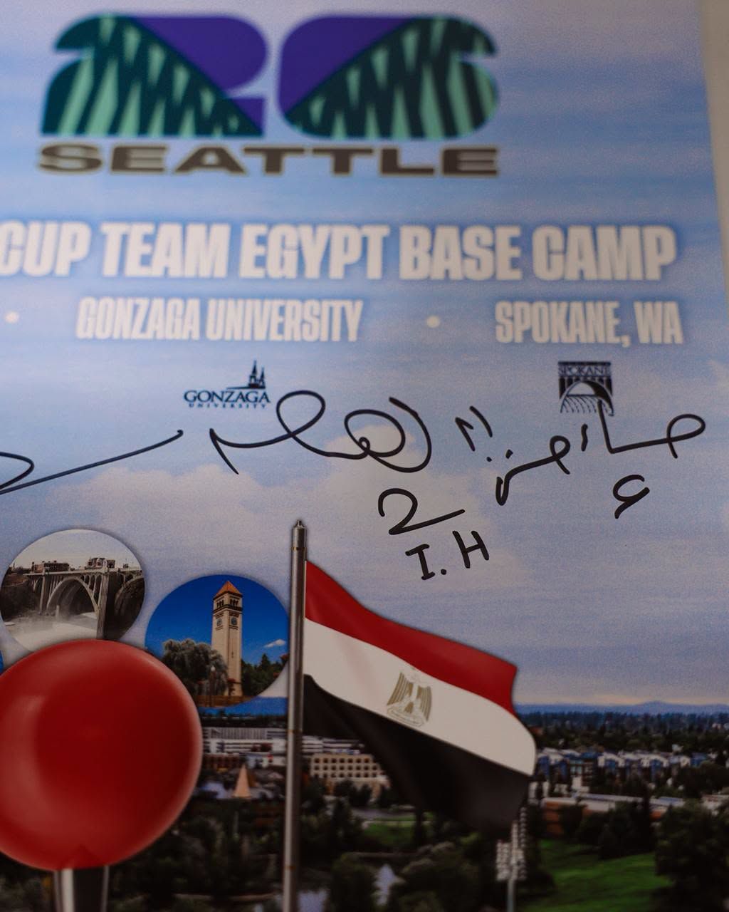 منتخب مصر يهدي جامعة جونزاجا القميص (10) منتخب مصر يهدي جامعة جونزاجا القميص (10)