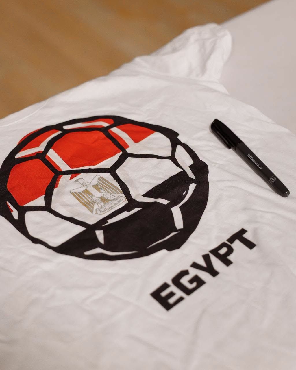 منتخب مصر يهدي جامعة جونزاجا القميص (1) منتخب مصر يهدي جامعة جونزاجا القميص (1)
