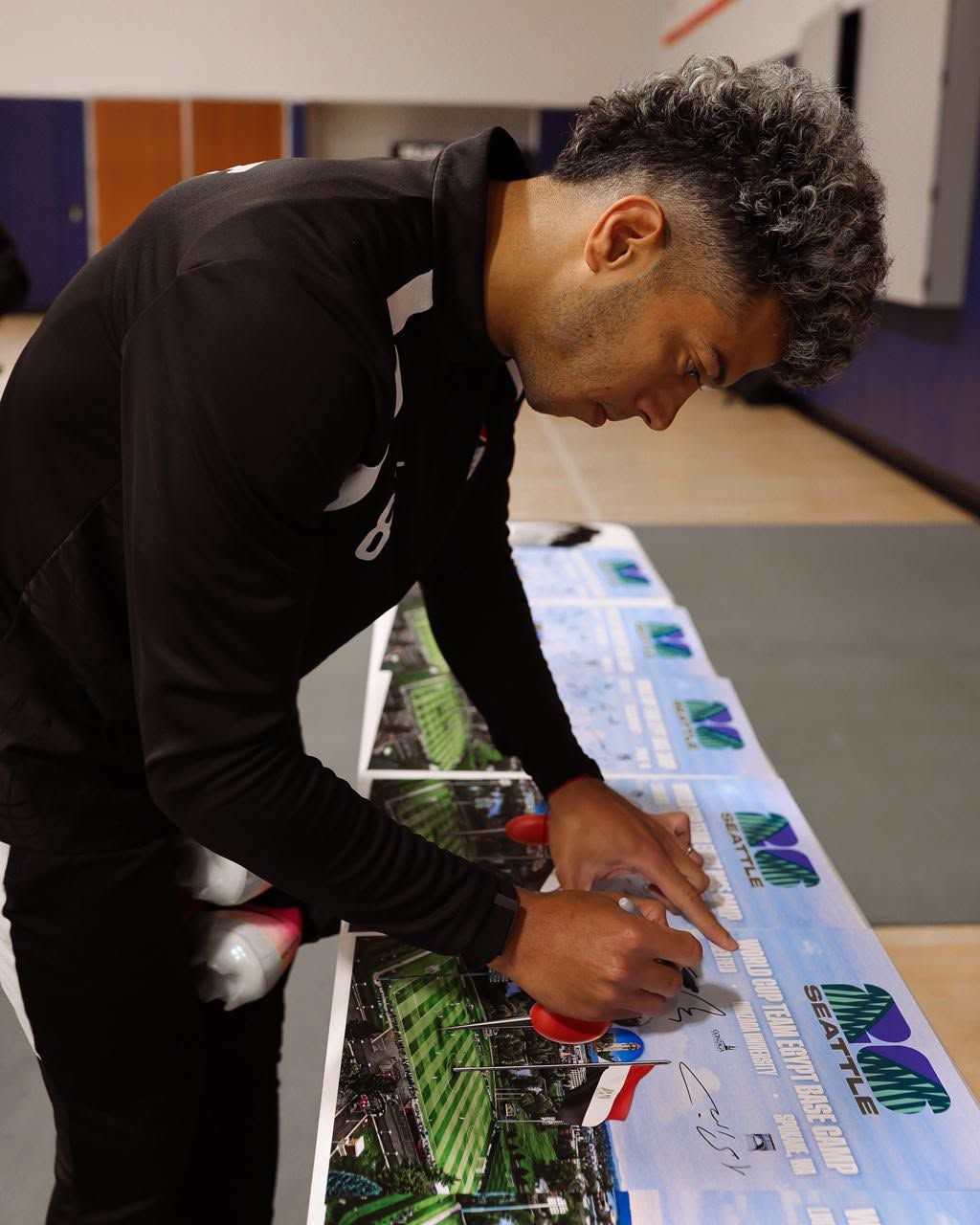 منتخب مصر يهدي جامعة جونزاجا القميص (9) منتخب مصر يهدي جامعة جونزاجا القميص (9)