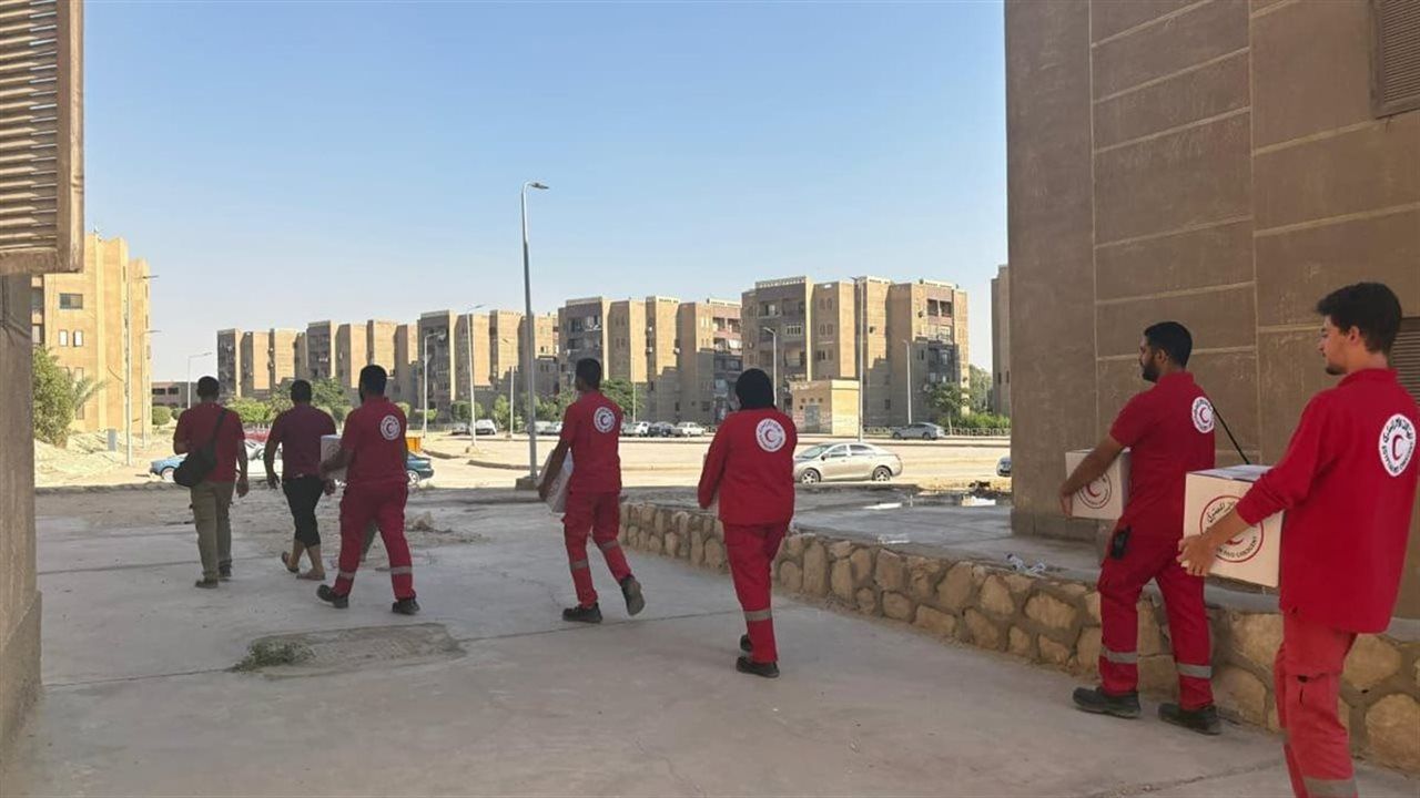 الهلال الأحمر المصري يواصل دعمه للأسر المتضررة من حريق منشية ناصر