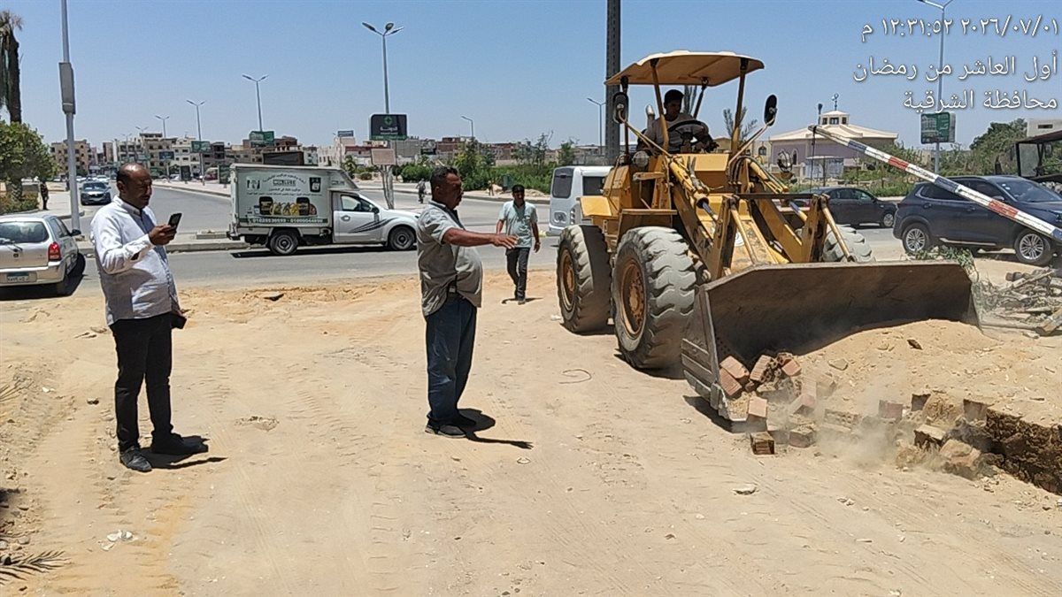 حول شقة سكنية لمعرض سيارات.. حملة لإزالة التعديات بالعاشر من رمضان (صور)