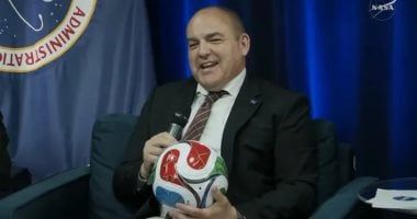 ناسا سترسل كرة قدم إلى القمر إذا فازت الولايات المتحدة بكأس العالم