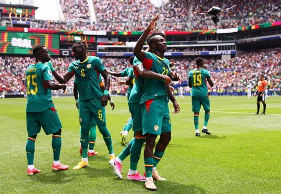 احتفال حبيب ديارا ولاعبى السنغال بالهدف