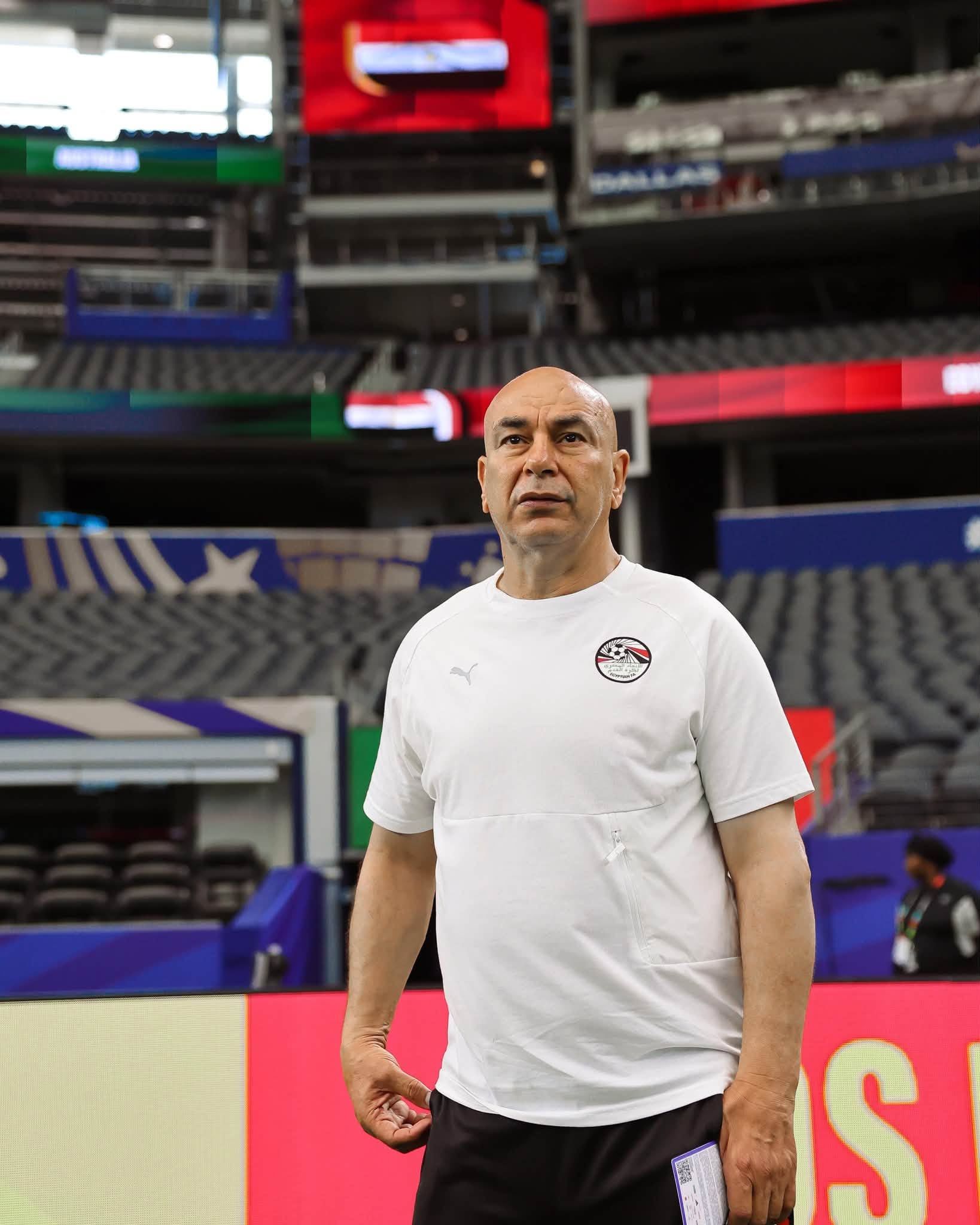 حسام حسن وجهاز المنتخب يعاينان ملعب مباراة مصر وأستراليا.. صور