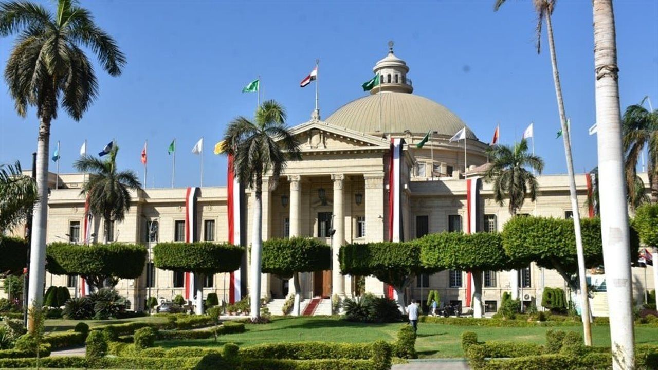 جامعة القاهرة تهنئ فريق "الملك لير" بجائزة أفضل عرض في "مواسم نجوم المسرح"