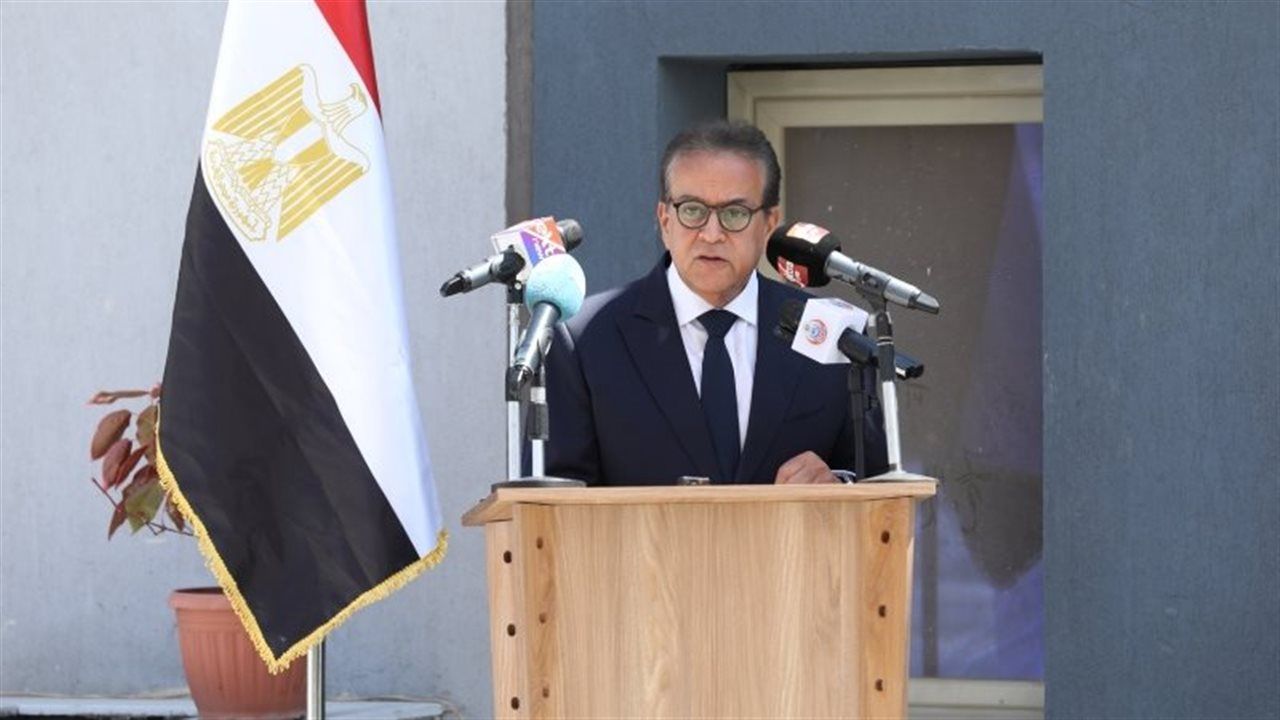 وزير الصحة يتلقى تقريرًا حول تطورات إنشاء 36 مستشفى و62 وحدة بالمحافظات