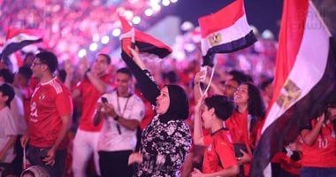 "إكسترا نيوز" تقسم شاشتها لرصد احتفالات الجماهير بتأهل الفراعنة المونديالى