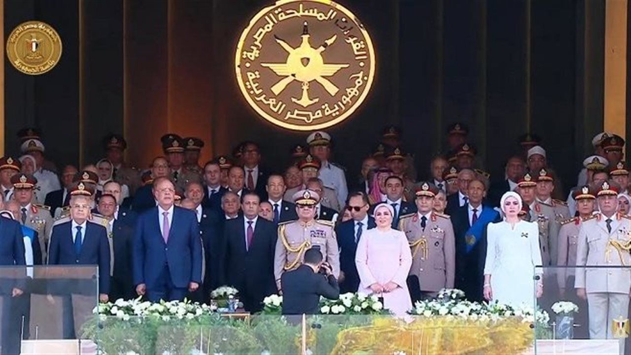 الرئيس السيسي يتوسط صورة تذكارية بمناسبة افتتاح مقر القيادة الاستراتيجية