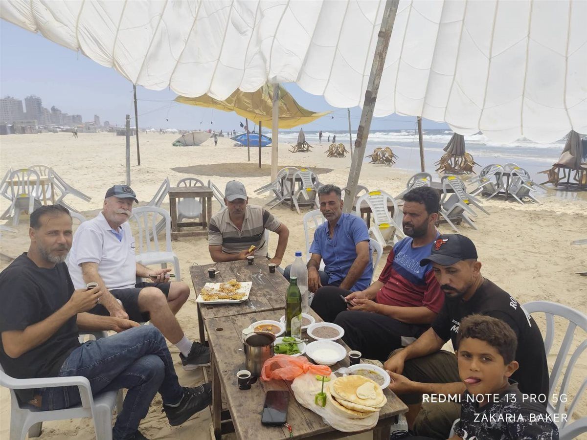 أهالي غزة يحتلفون على شاطئ البحر