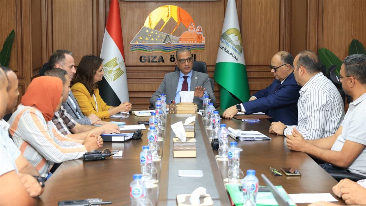 محافظ الجيزة يناقش ملفات العمل والمشروعات بحي الهرم وسبل تحسين الخدمات المقدمة للمواطنين