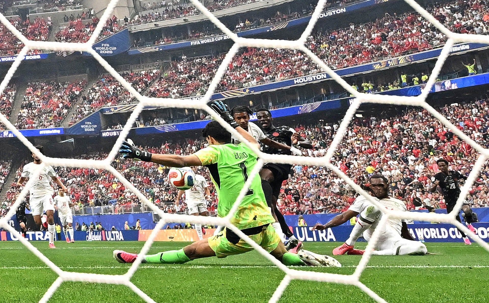 بونو ينقذ هدفا للمغرب