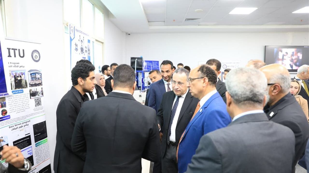 "قنصوة" يشيد بمشروعات طلاب جامعتي حلوان الأهلية والتكنولوجية ويدعو لتحويلها إلى منتجات قابلة للتسويق