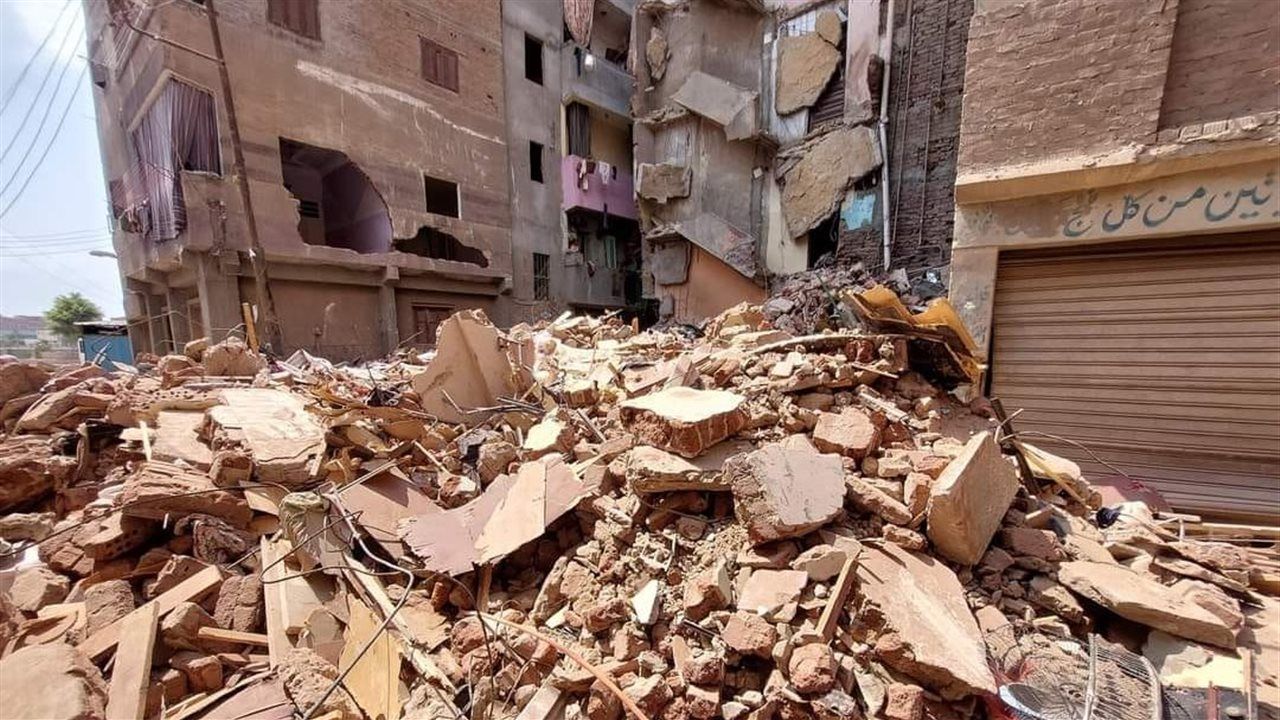 الدفاع المدني بقنا يواصل البحث عن شخصين تحت أنقاض منزل منهار في نقادة
