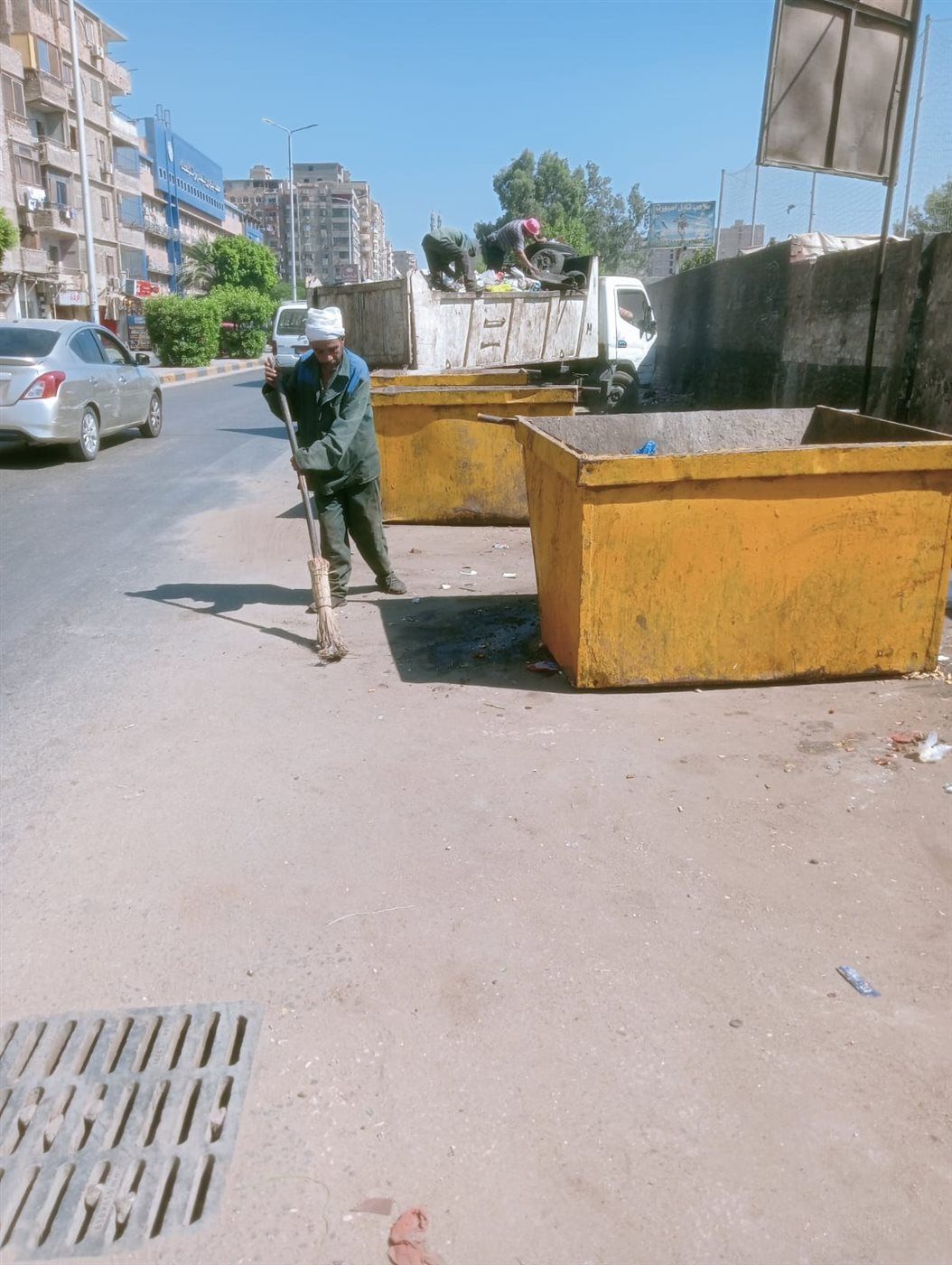 محافظ الجيزة يوحه بتكثيف ورديات العمل ومنع تراكم المخلفات بالوراق وإمبابة 