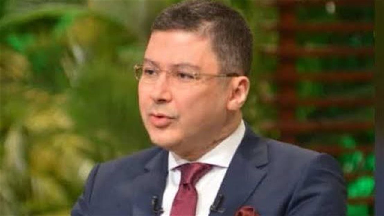 خبير اقتصادي: التحول إلى الطاقة المتجددة يقلل أثر أزمات النفط ويعزز مستقبل السيارات الكهربائية