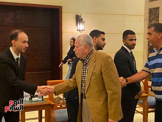 وصول الكابتن حسن حمدى عزاء والد طارق قنديل وصول الكابتن حسن حمدى عزاء والد طارق قنديل