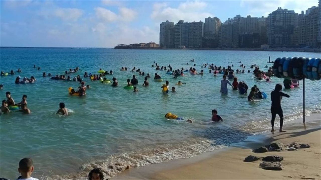 بنسب إشغال مرتفعة.. شواطئ الإسكندرية اليوم ترفع الرايات الخضراء والصفراء