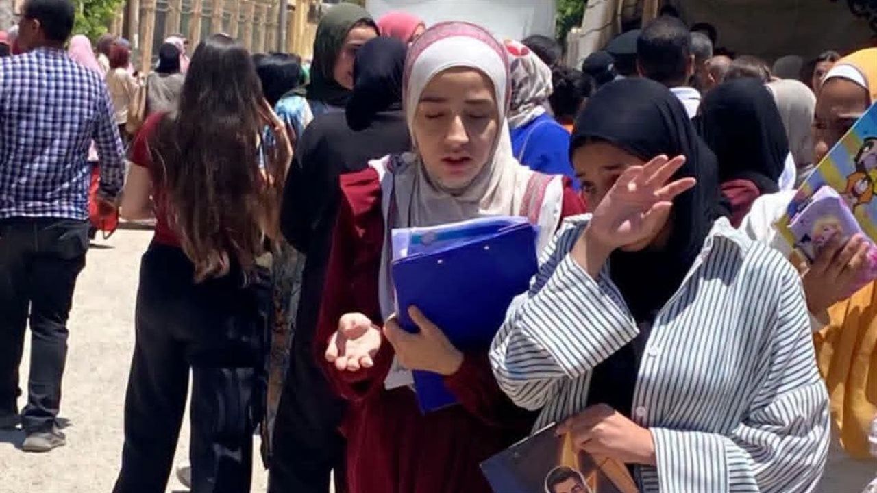 تفاصيل سقوط معلم متهم بتداول امتحان الإنجليزي وإجاباته من داخل حمام لجنة و"التعليم" تتحرك قانونيًا