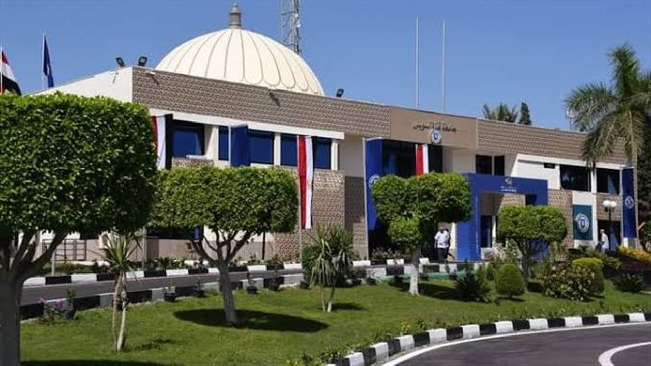 مجلس جامعة قناة السويس يكرم عميد كلية علوم الرياضة تقديرًا لإسهاماته المتميزة