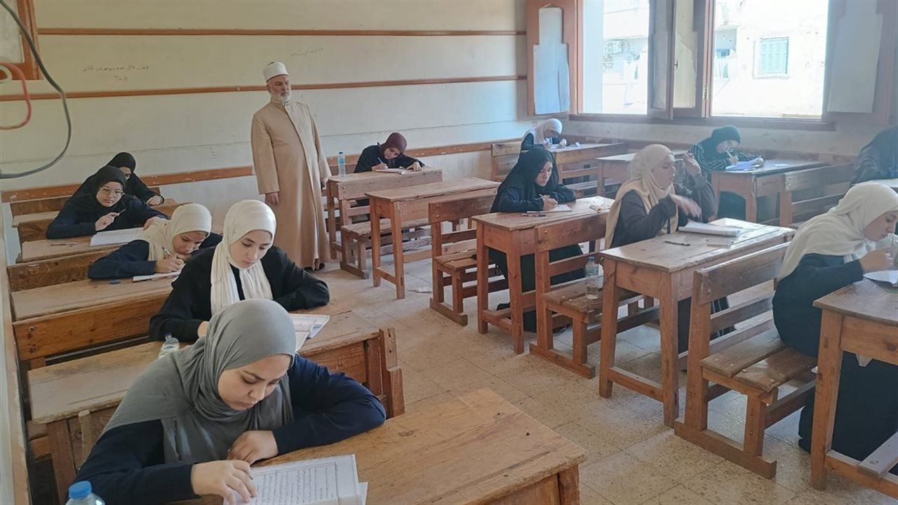 رئيس منطقة سوهاج الأزهرية يتابع امتحانات الثانوية بجرجا