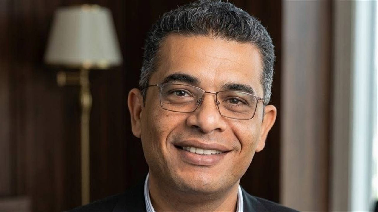 محافظ البحر الأحمر يشارك الجماهير تشجيع المنتخب أمام الأرجنتين