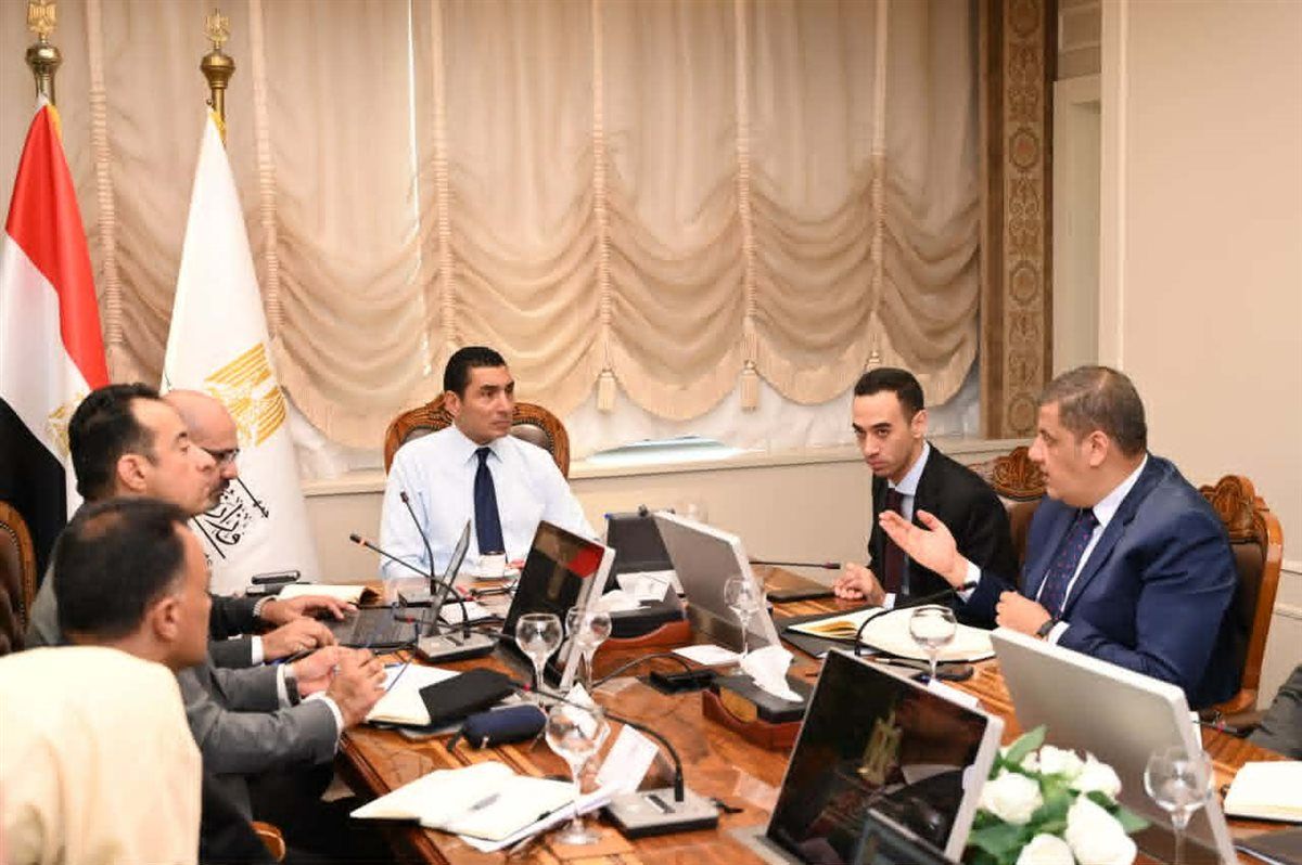 بعد توجيهات الرئيس السيسي.. جوهر نبيل يناقش آليات إطلاق مشروع "اقتصاد الشباب"