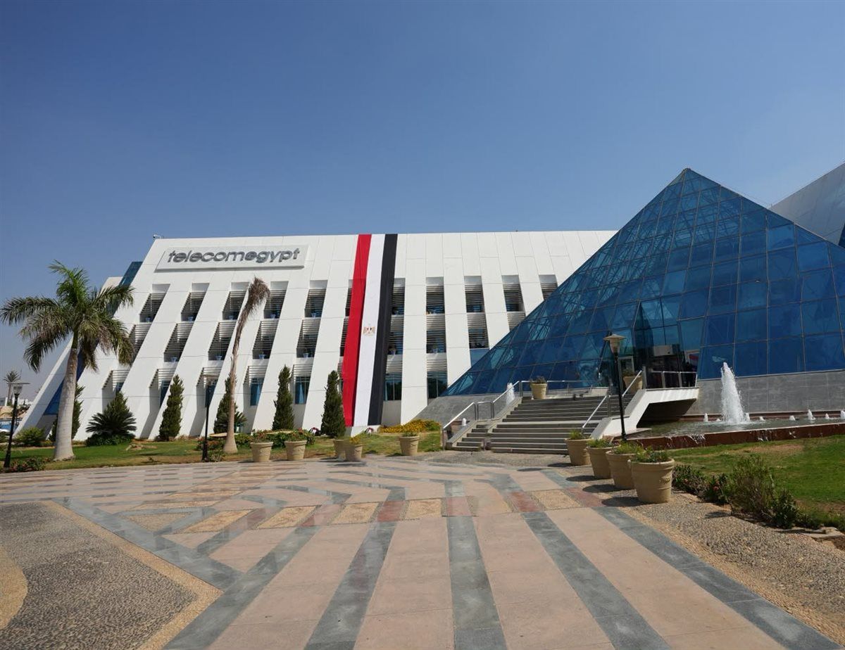 علم مصر يزين مقار "المصرية للاتصالات" احتفالًا بصعود المنتخب التاريخي