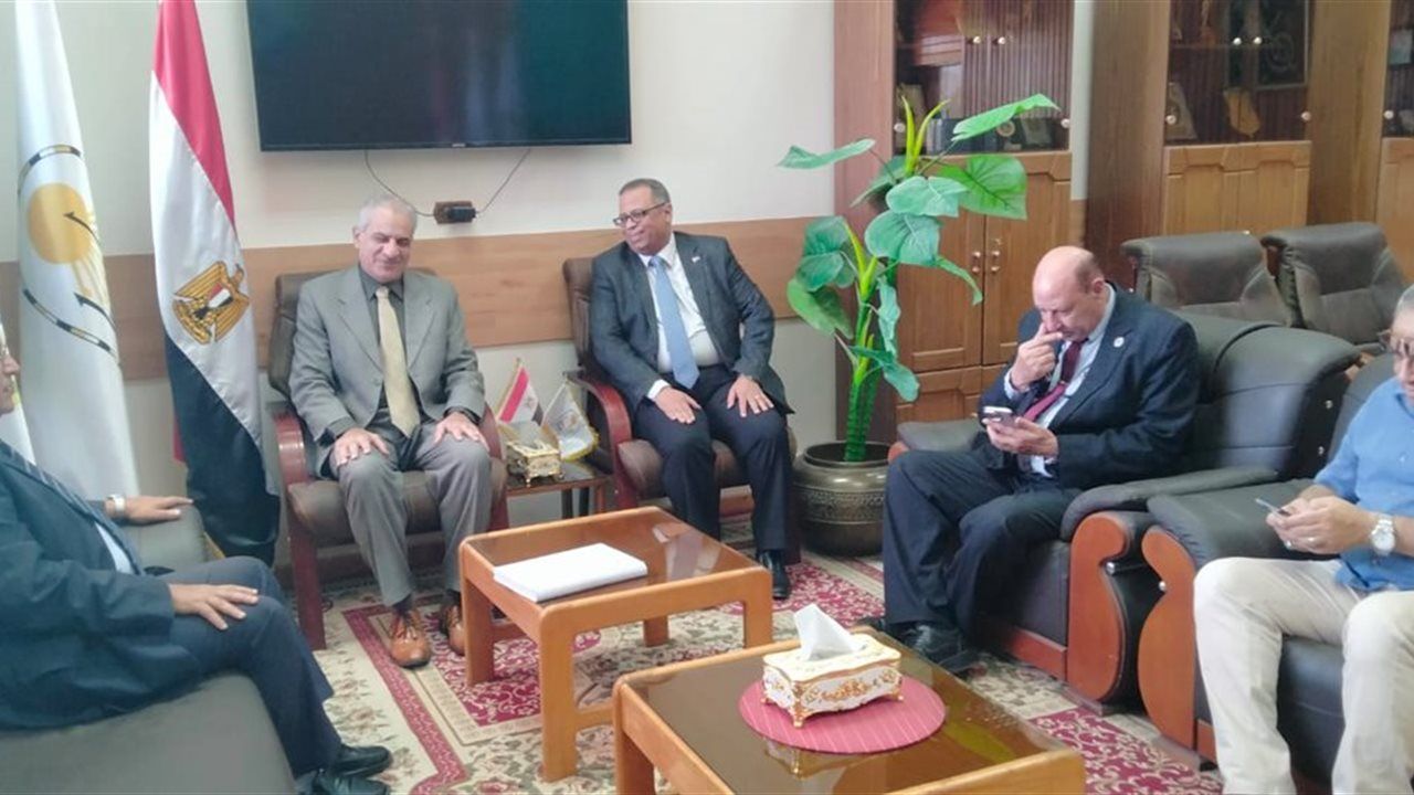 رئيس جامعة أسوان يبحث مع عميد هندسة أسيوط تعزيز التعاون العلمي وتبادل الخبرات