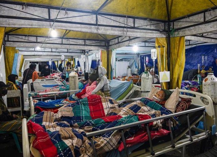 يتلقى ضحايا الزلزال العلاج في خيمة طبية مؤقتة وسط مخاوف من حدوث هزات ارتدادية في روتينغ.