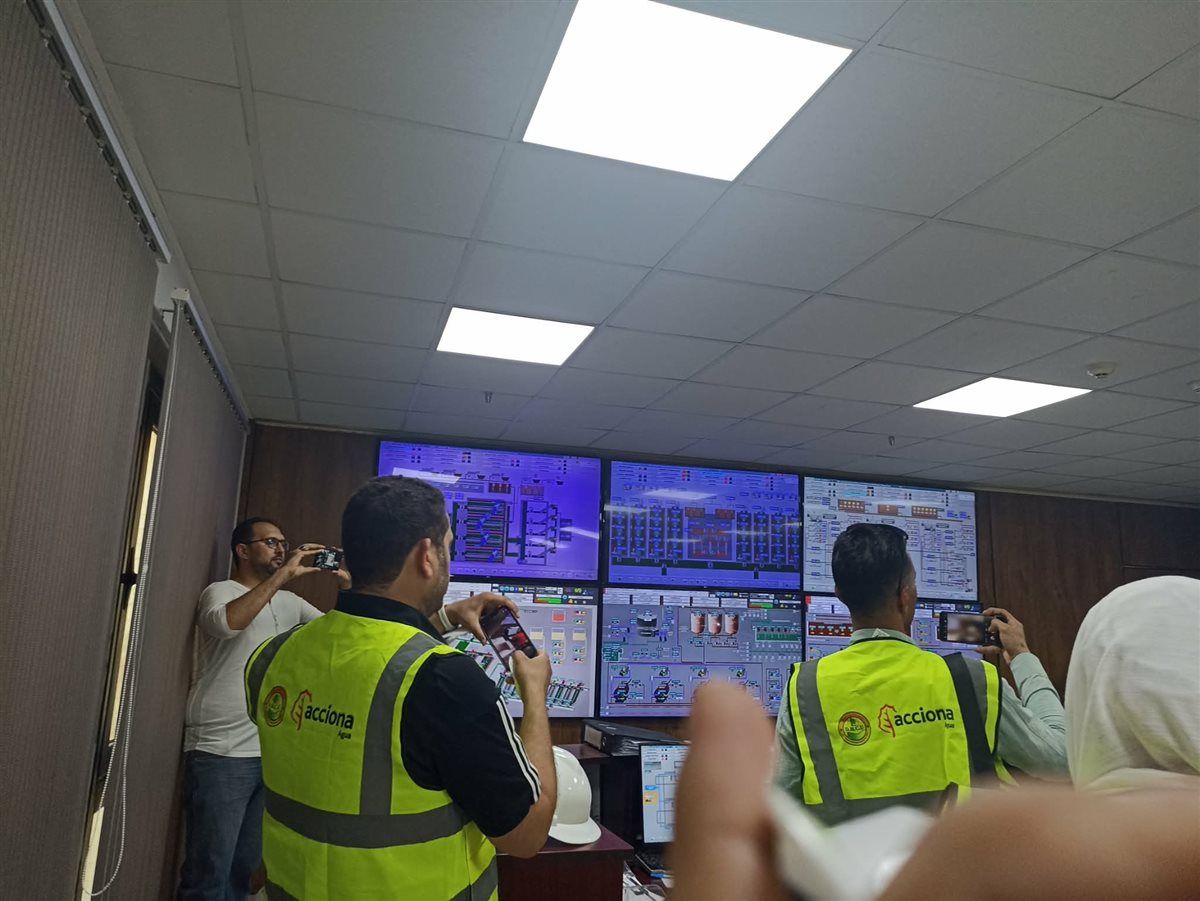 من داخل  غرفة التحكم أمام شاشات نظام