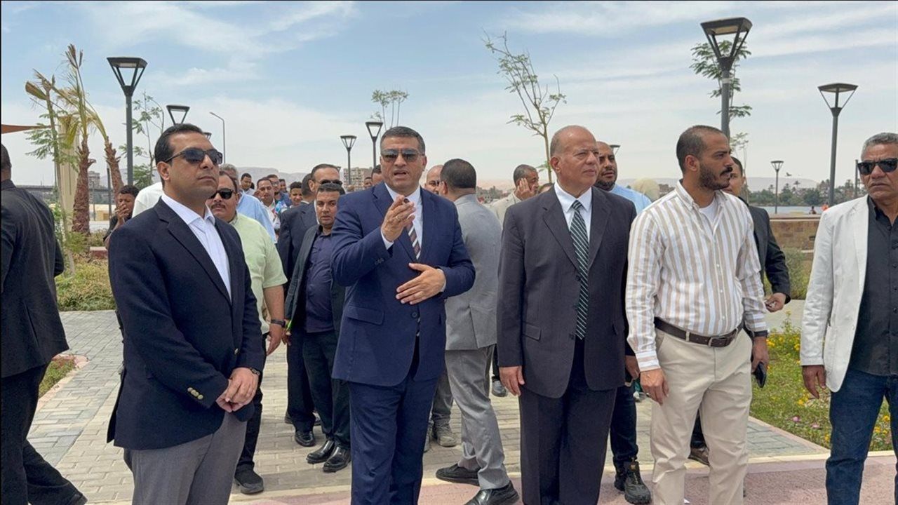 محافظ قنا يدعو سائقي "التوك توك" لسرعة الترخيص والالتزام بخطوط السير