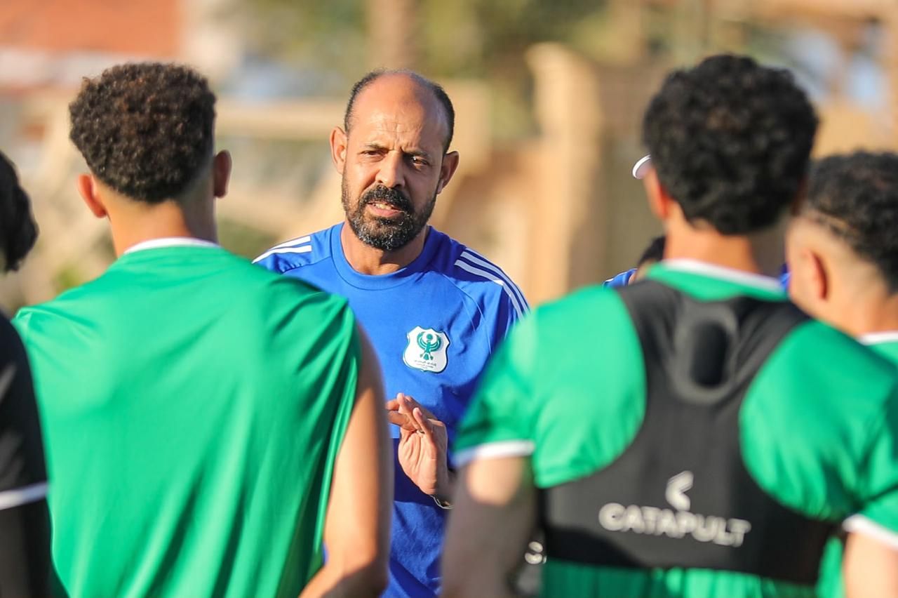 عماد النحاس مع لاعبي المصري عماد النحاس مع لاعبي المصري
