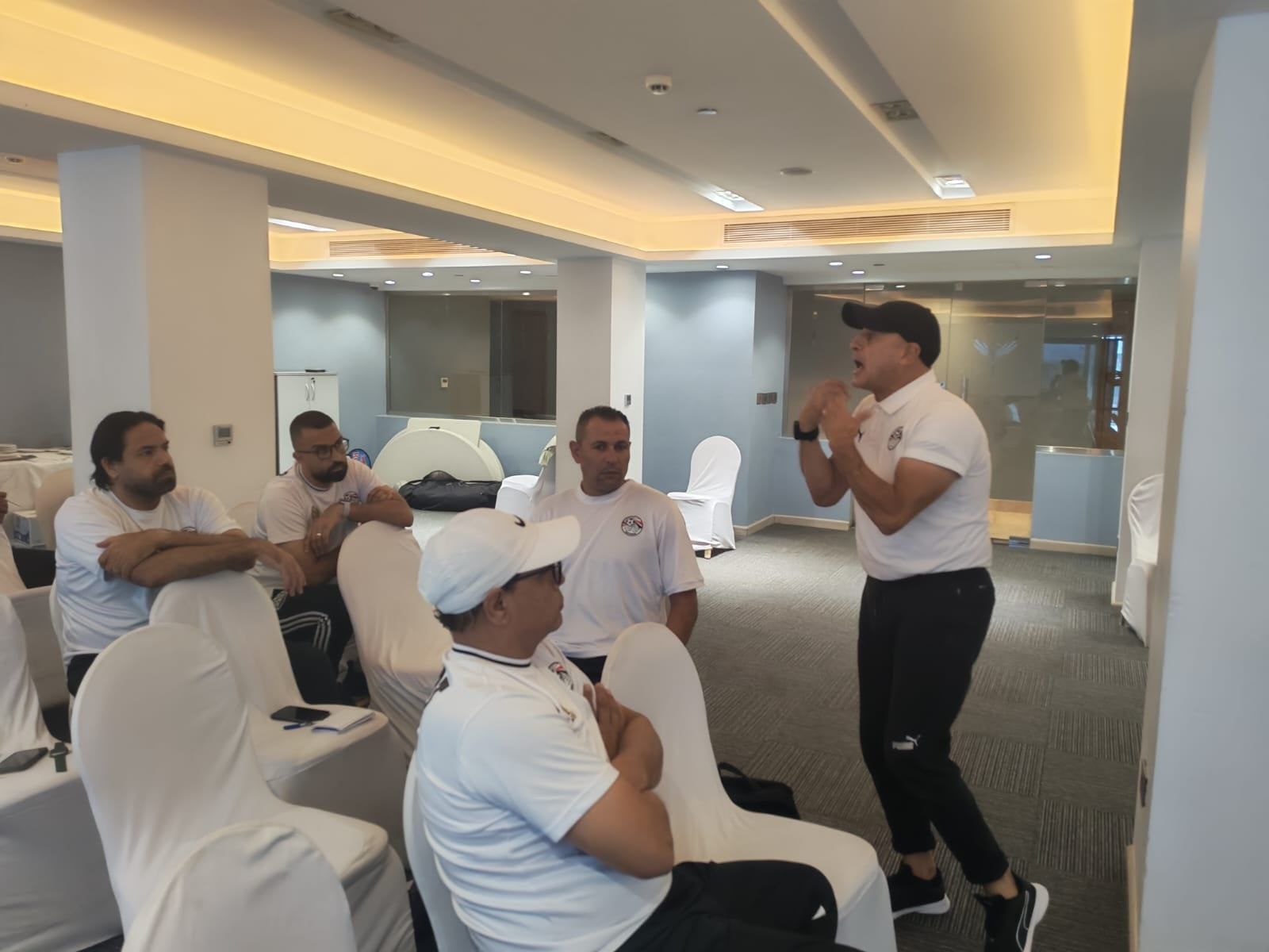 كمال عبد الواحد يحاضر