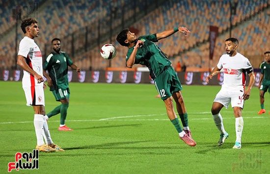 لاعب الاتحاد يحاول قطع الكرة اثناء المبارة