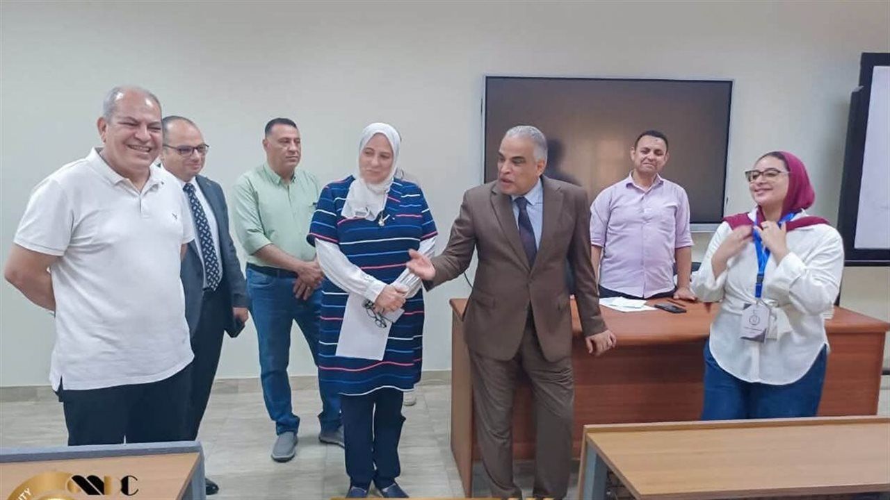 رئيس جامعة طنطا الأهلية يتابع استقبال ملفات الطلاب المقبولين