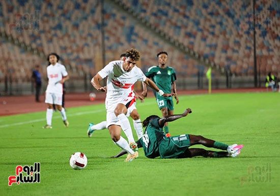لاعب الاتحاد السكندرى يحاول قطع الكرة من لاعب الزمالك
