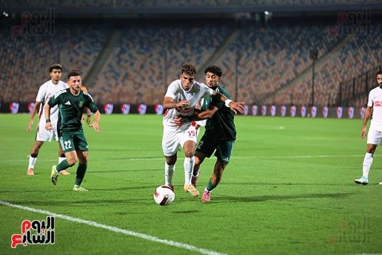 لاعب الاتحاد يحاول منع لاعب الزمالك من الوصول للكرة لاعب الاتحاد يحاول منع لاعب الزمالك من الوصول للكرة