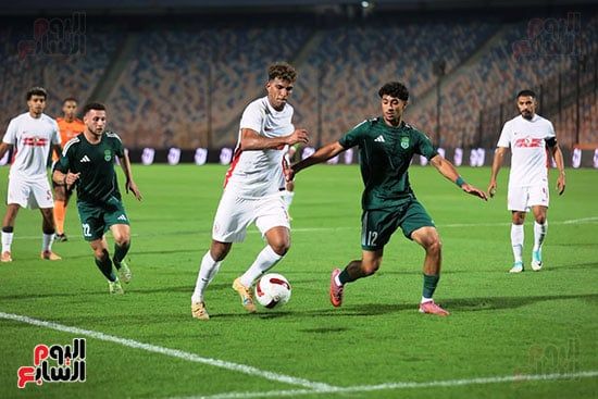 لاعب الزمالك محاولا المرور بالكرة بين لاعبى الاتحاد لاعب الزمالك محاولا المرور بالكرة بين لاعبى الاتحاد