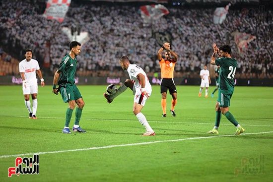 لاعبو الاتحاد السكندري يقطعون الكرة من ناصر منسي لاعبو الاتحاد السكندري يقطعون الكرة من ناصر منسي