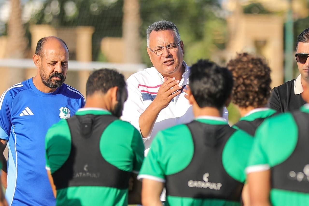 الحسيني أبو قمر يجتمع بلاعبي المصري الحسيني أبو قمر يجتمع بلاعبي المصري
