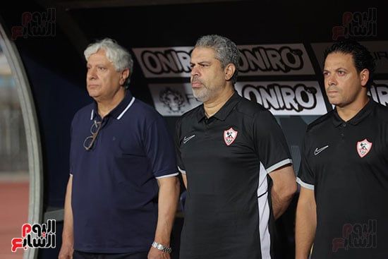 الجهاز-الفنى-للزمالك-اثناء-النشيد-الوطنى