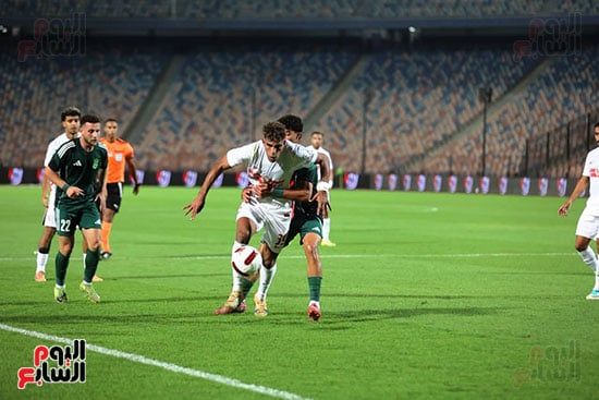 لاعب الاتحاد يمنع لاعب الزمالك من الوصول للكرة